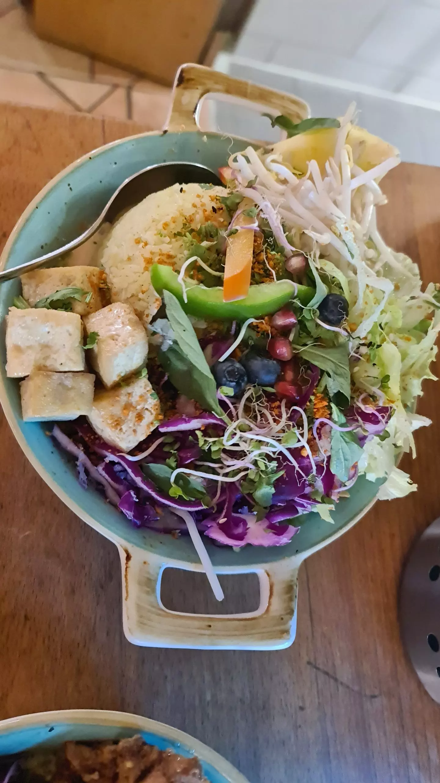 Serviertes veganes Zitronengras Curry mit Tofu